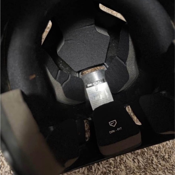 Nike baseball or softball batting helmet 6 3/8-7 3/8 with Dri-FIT padding - Picture 3 of 3